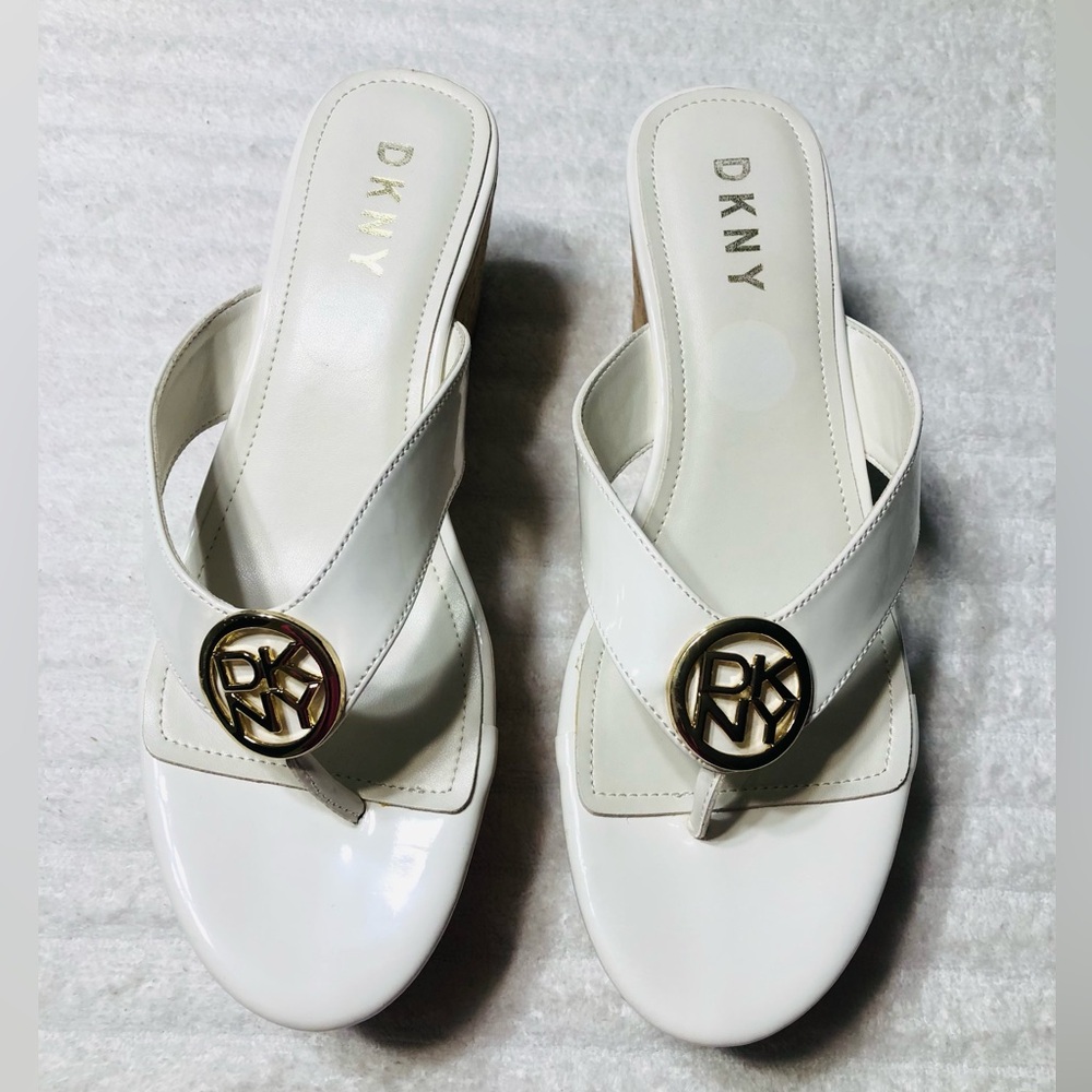 Sale💥NWOT DKNY White Patent Leather Thong Cork Wedge Slides/ Sandals. Size 8.5